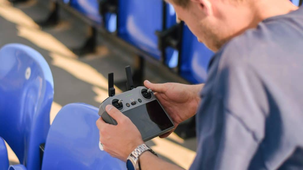 Videograaf kijkend naar drone controller