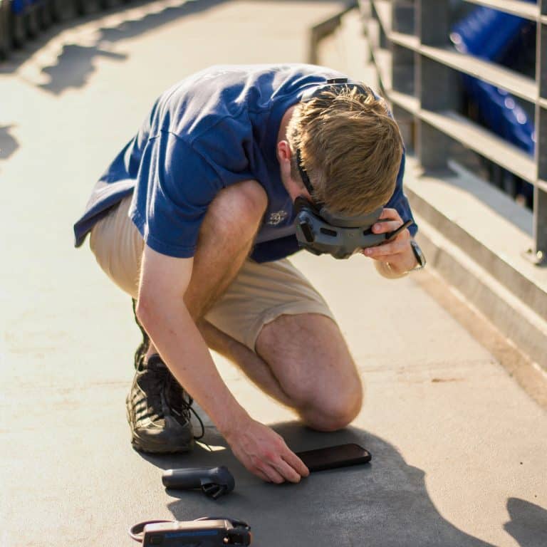 Videograaf hurkend met drone