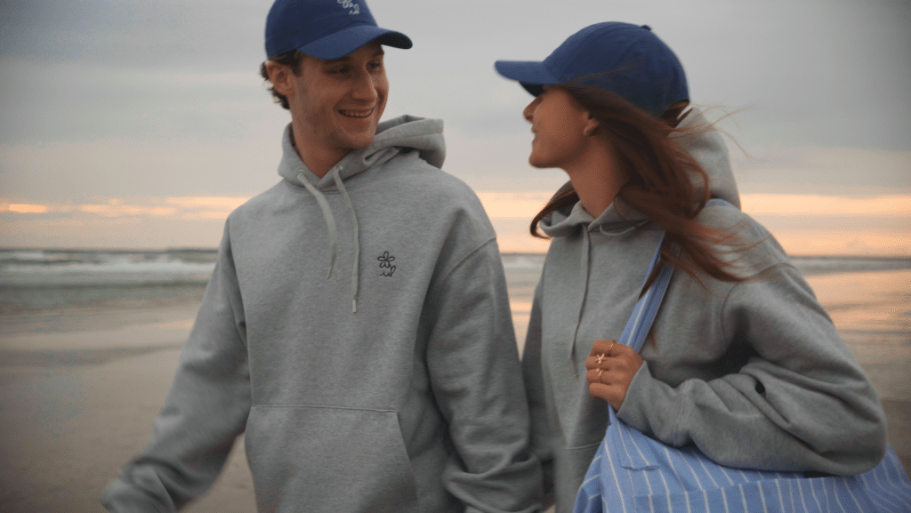 Koppel hand in hand wandelend op het strand in Bloemendaak