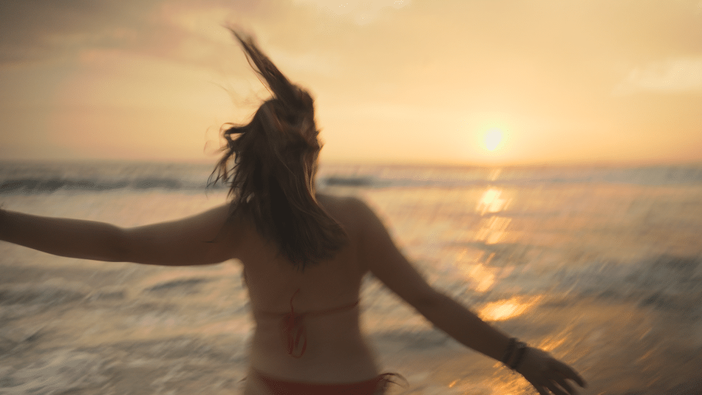 Vrouw rennend in het water op het strand in Sri Lanka