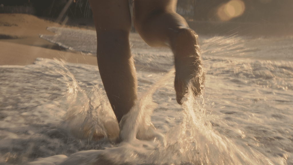 Voeten in het water op het strand in Sri Lanka
