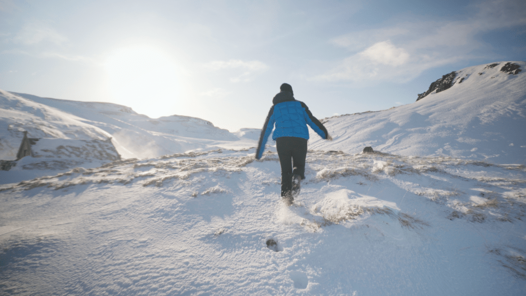 Vrouw rennend in de sneeuw in IJsland