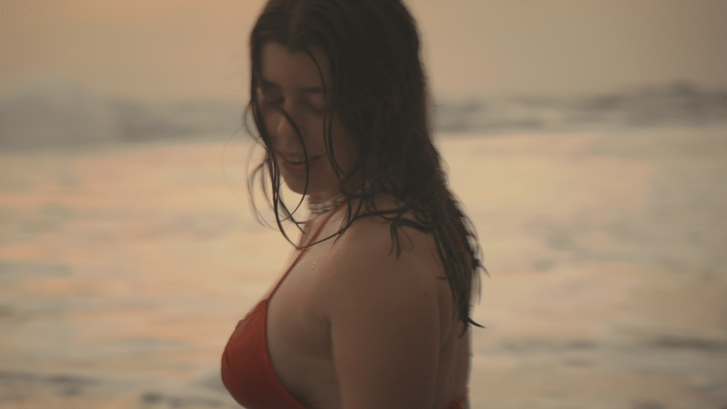 Vrouw in het water op het strand in Sri Lanka tijdens golden hour