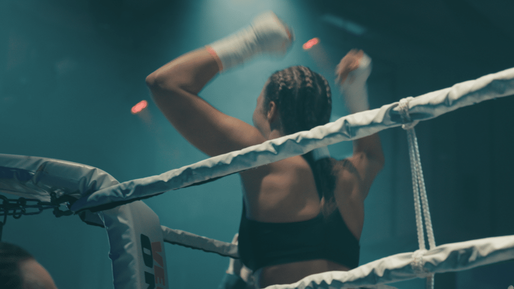 Winnaar kickboks gala juichend