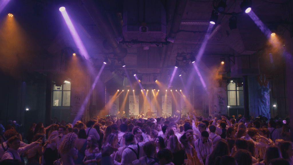 Feestende studenten op een gala